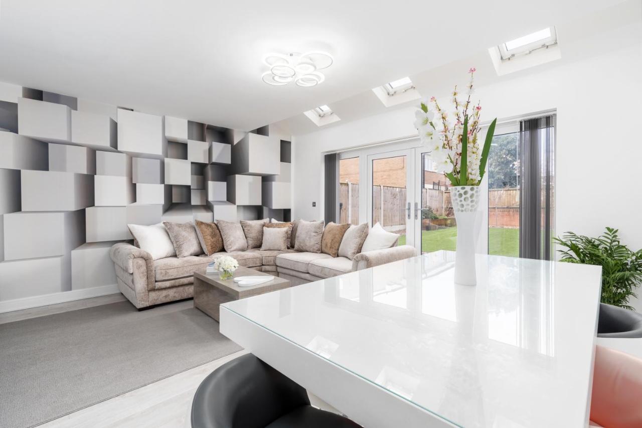 4 Bedroom, 3 Bathroom Walking Distance To Centre *