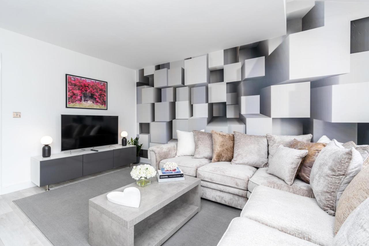 4 Bedroom, 3 Bathroom Walking Distance To Centre *