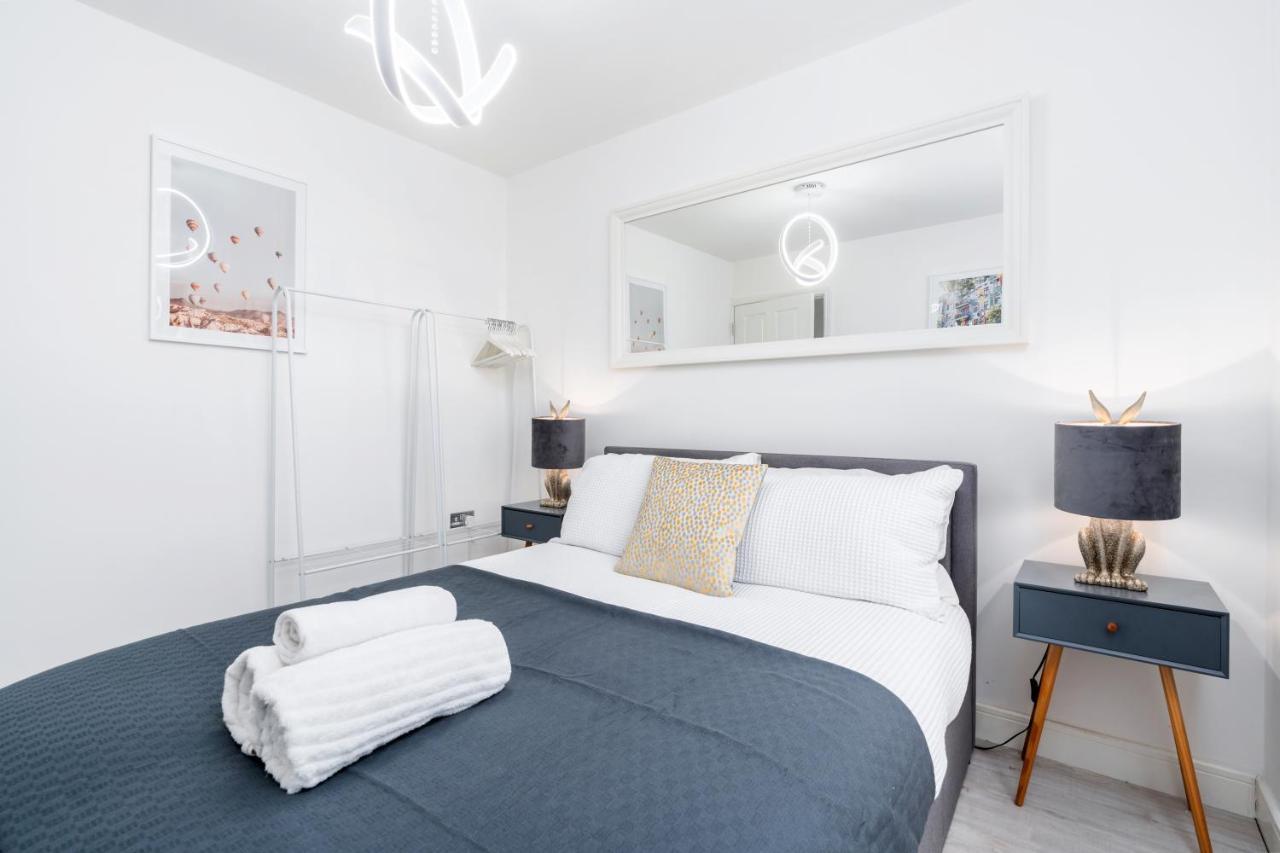 4 Bedroom, 3 Bathroom Walking Distance To Centre